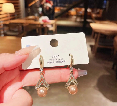 Champagne pearl drop earrings with gold V-shaped crystal detailing – elegant formal jewelry for women